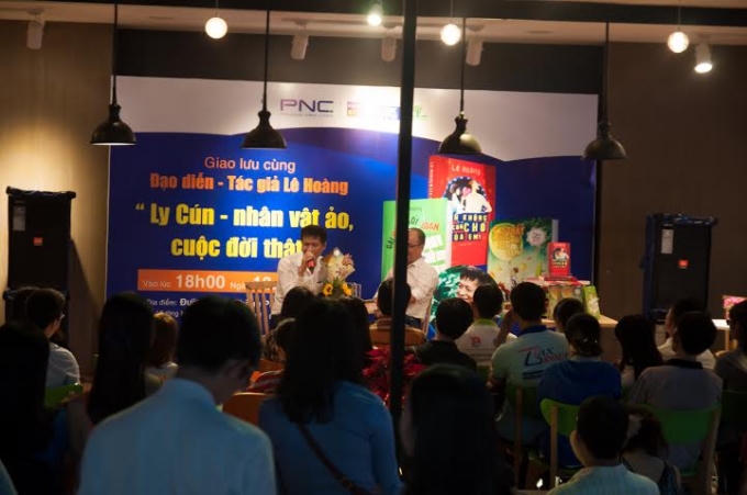 Buổi giao lưu đã thu hút rất đông độc giả mến mộ một đạo diễn - tác giả Lê Hoàng