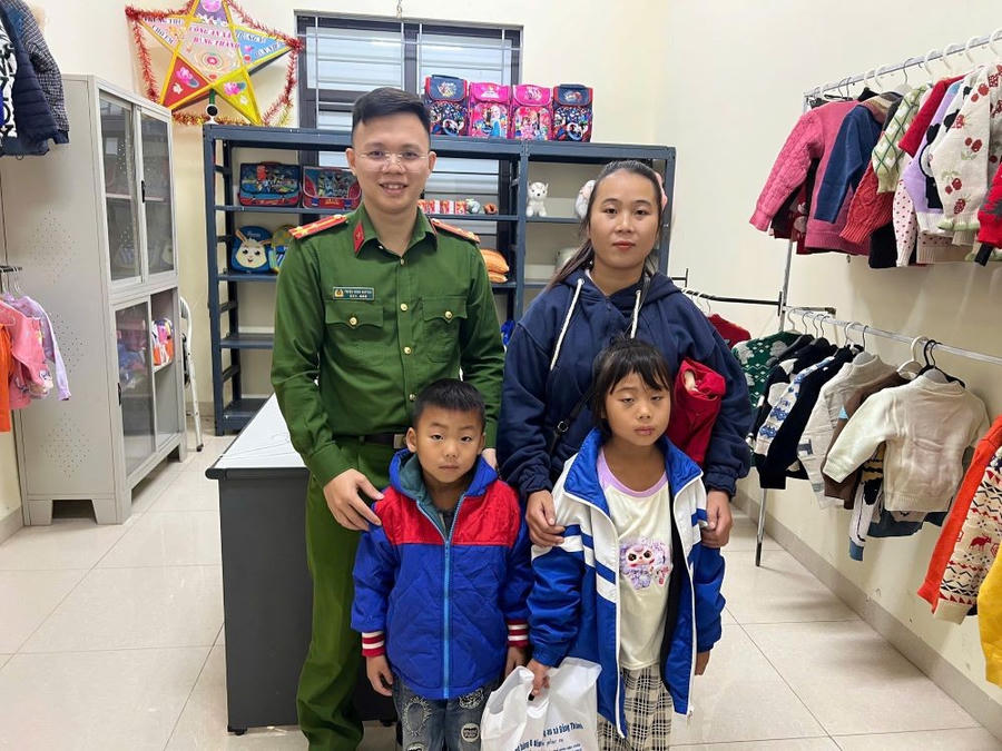 Trẻ em, người dân hào hứng khi nhận quà.