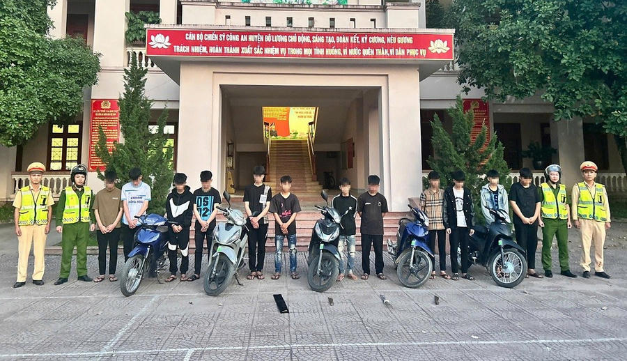 13 đối tượng tại Cơ quan CSĐT Công an huyện Đô Lương - Ảnh Công an Nghệ An.