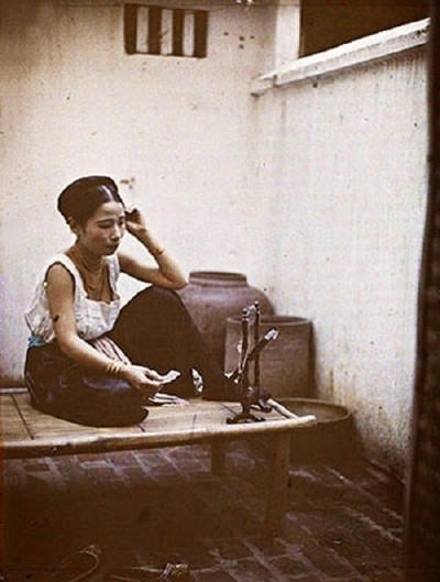 Khoảnh khắc đang ngồi trang điểm của một phụ nữ thời đó trông khá đơn giản.