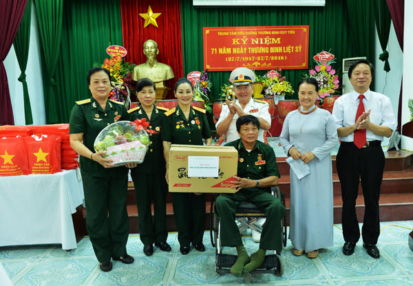 Đoàn Phật tử chùa Quán Sứ thăm và tặng quà tại Trung tâm Điều dưỡng Thương binh Hà Nam