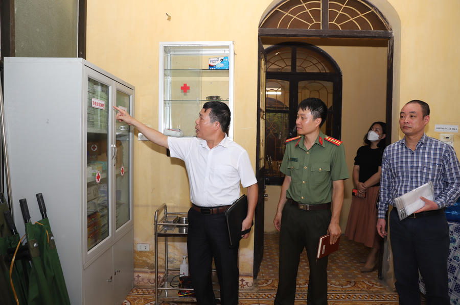 Ông Đào Văn Minh, Chánh thanh tra Sở Giáo dục và Đào tạo kiểm tra tại các Hội đồng thi.
