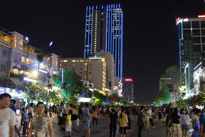 18h50 phút, Phố đi bộ Nguyễn Huệ đã bắt đầu