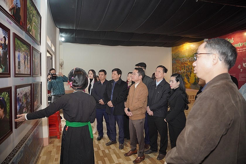 Đoàn công tác cùng người dân Làng Nủ "ôn cố tri tân" để vươn mình hướng tới tương lai. Ảnh: Đức Tuyển.