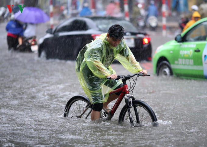 Tại thời điểm mưa lớn, xuất hiện úng ngập trên địa bàn thành phố như tại khu vực Phạm Văn Đồng, Phan Văn Trường (Q.Cầu Giấy); Thụy Khuê (Q.Ba Đình); Quang Trung-Trần Quốc Toản (Q.Hai Bà Trưng); Nguyễn Chính, Thanh Đàm, Minh Khai (chân cầu Vĩnh Tuy), Hoàng Mai, Mạc Thị Bưởi, 126 Vĩnh Hưng (Q.Hoàng Mai); Thái Hà, Phạm Ngọc Thạch (Q.Đống Đa), Tô Hiệu, Lương Ngọc Quyến, Phố Lụa, Phùng Hưng (Q.Hà Đông). (Ảnh:VOV)