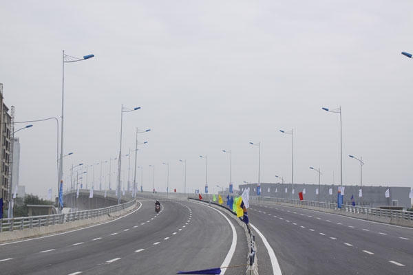 Cầu rộng 26m đủ 6 làn xe chạy với vận tốc thiết kế 80km/h. Đây là cây cầu dầm hộp thép liên hợp bê tông và được liên kết với mối hàn quy mô lớn nhất Việt Nam. Ảnh: Như Trường