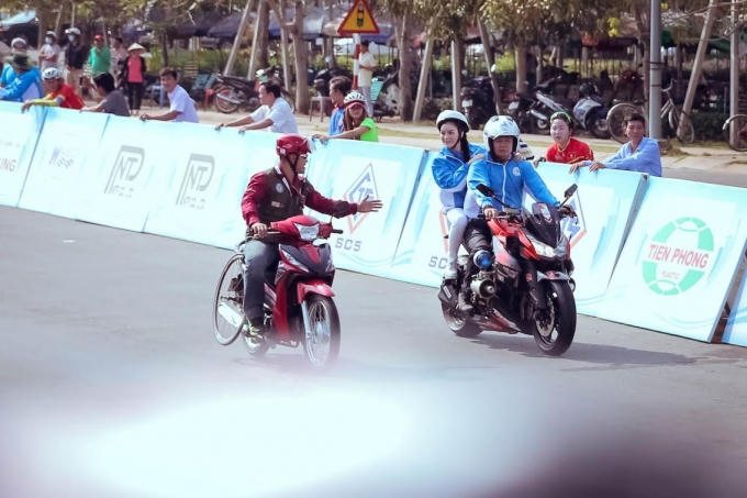 Hình ảnh Lý Nhã Kỳ "xung trận" lần đầu tiên trong cương vị PCT Liên đoàn moto xe đạp thể thao Việt Nam đầy ấn tượng.