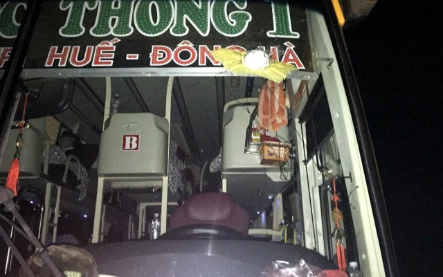 Gia Lai: Nam thanh niên ném đá xe khách trong lúc say rượu