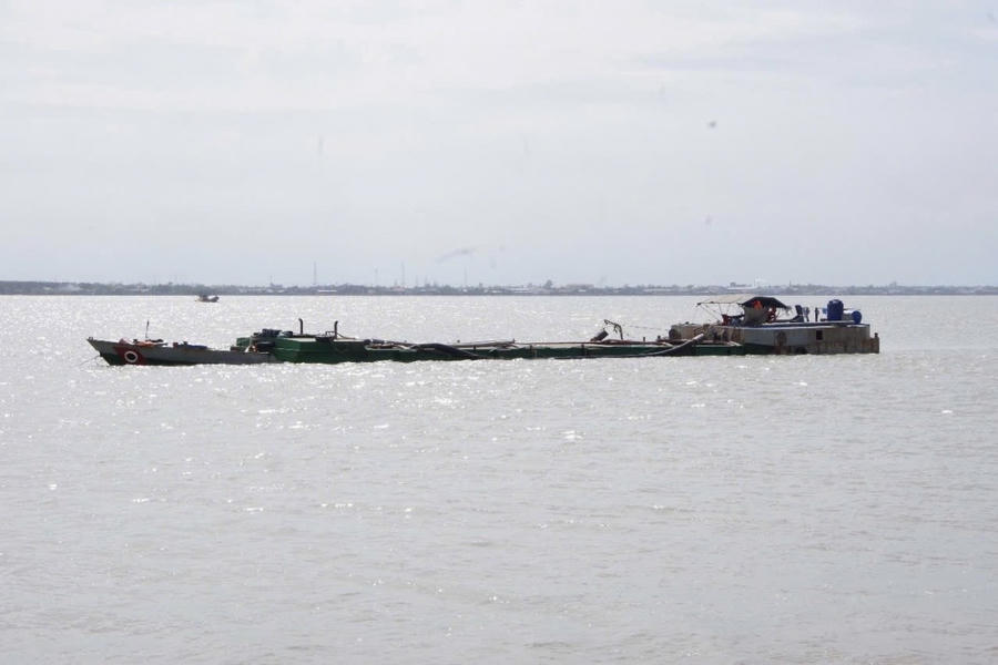 Tàu chở cát lậu trên biển