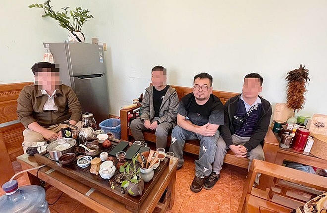 Các đối tượng người Trung Quốc phát hiện tại tầng 8 tòa nhà