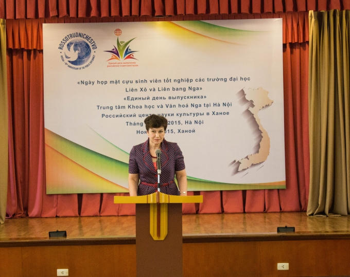 Giám đốc Trung tâm Khoa học và Văn hóa Nga tại Hà Nội Yelena Zubtsova khai mạc buổi lễ (Ảnh: Minh Tuấn)