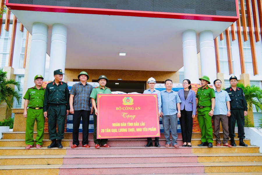 Bộ Công an tặng 300 suất quà cho người dân Đắk Lắk bị ảnh hưởng bởi cơn bão số 13.