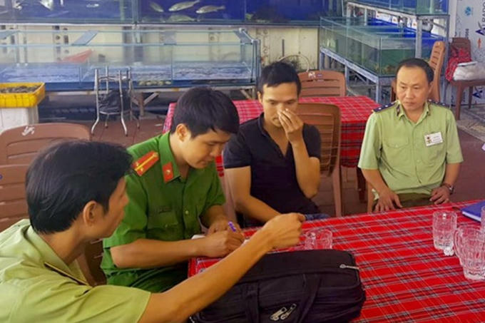 Đoàn kiểm tra liên ngành tỉnh Khánh Hòa làm việc với người tự xưng là bảo vệ nhà hàng Hưng Phát.