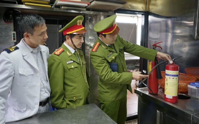 Lực lượng chức năng kiểm tra thiết bị PCCC trên tàu.