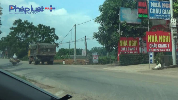 Các xe chở đất đều có cơi nới thành thùng và có dấu hiệu quá tải trọng.