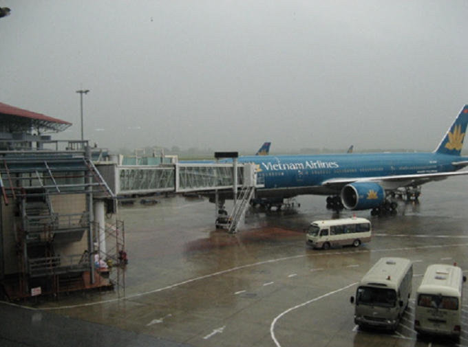 Nhiều chuyến bay của các hãng hàng không bị dừng hoặc hủy do ảnh hưởng của cơn bão số 1.