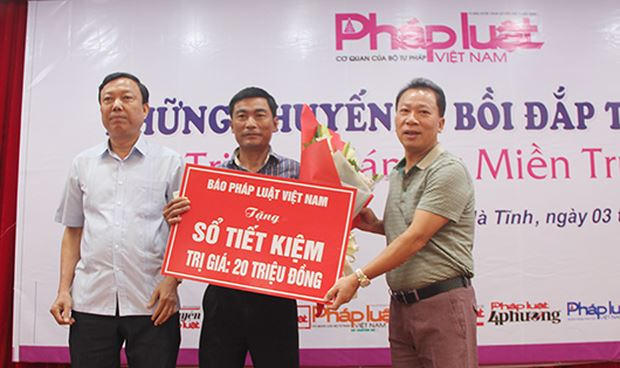 TS Đào Văn Hội - Tổng biên tập Báo PLVN và ông Văn Đình Minh - Phó Giám đốc Sở Tư pháp trao sổ tiết kiệm cho cán bộ Tư pháp xã Đức La.