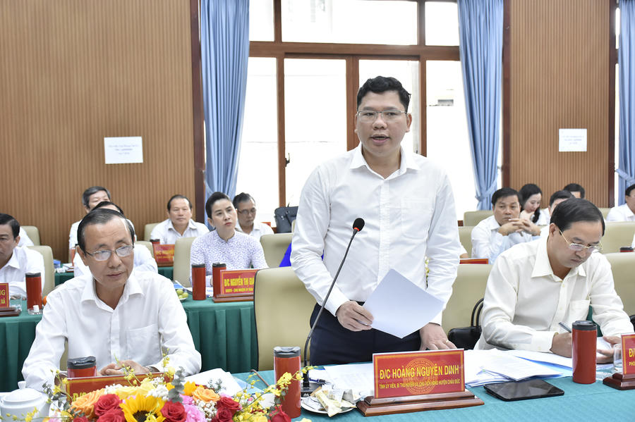 Ông Hoàng Nguyên Dinh, Bí thư Huyện ủy Châu Đức báo cáo tại buổi làm việc. Ảnh: Báo Bà Rịa - Vũng Tàu.