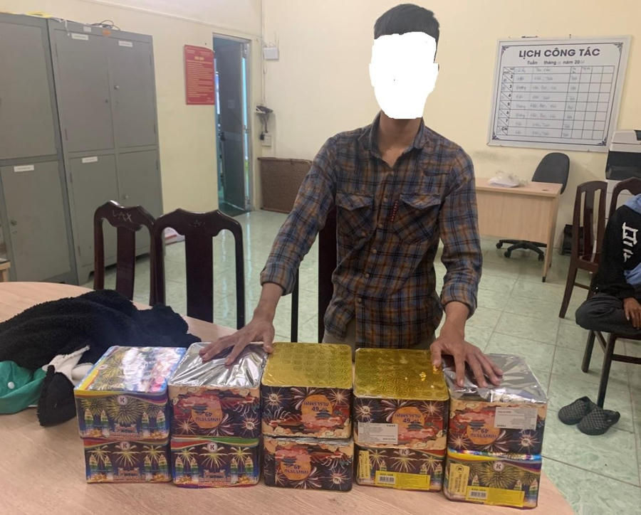 Đối tượng Lễ cùng toàn bộ tang vật tại trụ sở Công an.