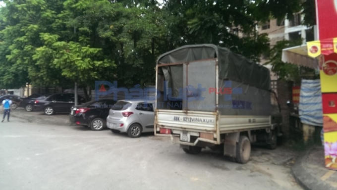 Bãi trông giữ xe dưới lòng đường.