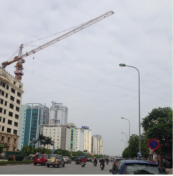Một chiếc cẩu tháp thuộc công trình trên đường Dương Đình Nghệ vươn tay chiếm gần hết lòng đường.