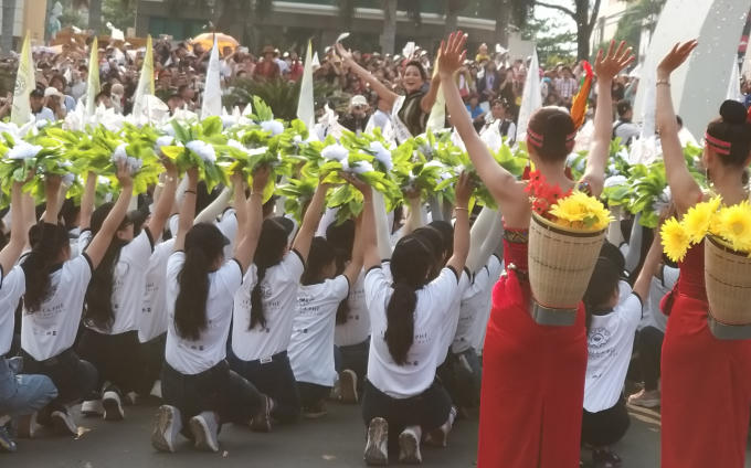 H'Hen Niê rực rỡ tại lễ hội.