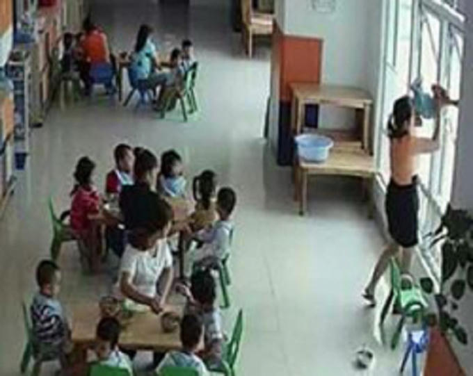 Cô giáo dốc ngược đầu trẻ được chia sẻ trên mạng là một trong những vụ việc báo động về đạo đức nhà giáo. (Ảnh: Cắt từ Clip).