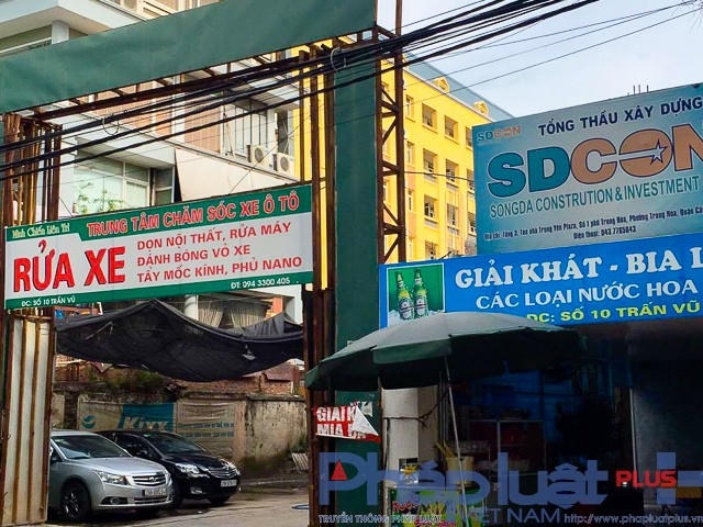 Ngay bên cạnh cổng vào dự án cũng xuất hiện một quán bán đồ ăn và nước giải khát.