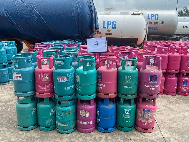 Công an huyện Gia Lộc đã tiến hành thu giữ 299 bình gas loại 12 kg có vỏ ngoài ghi của các hãng Petro, Venus.