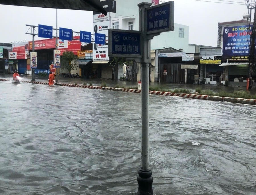 Đường Tôn Đức Thắng ngập sâu, nước chảy xiết... khiến người dân phải quay đầu xe tìm đi đường khác.
