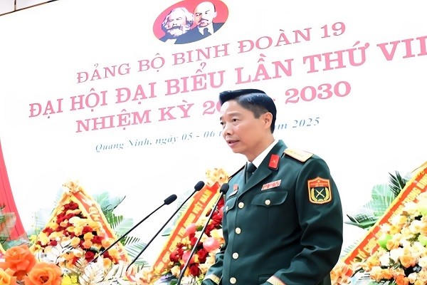 Đại tá Trần Duy Lê, Bí thư Đảng ủy, Phó tư lệnh Binh đoàn 19, trình bày báo cáo chính trị tại đại hội.