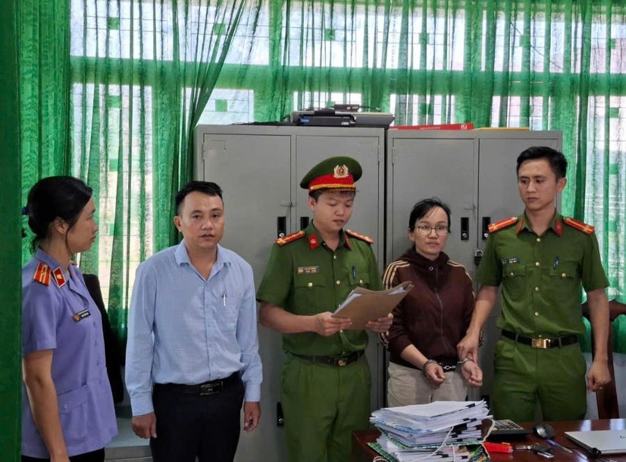 Công an huyện Ea Súp công bố các quyết định tố tụng đối với Hà Thị Thuận.

			(Ảnh: Công an huyện Ea Súp)