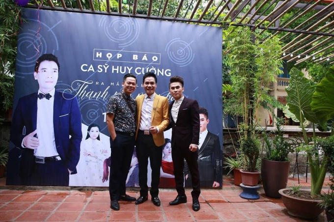 Ca sỹ Du Thiên, Huy Cường chụp ảnh với khán giả. (Ảnh: Minh Long)