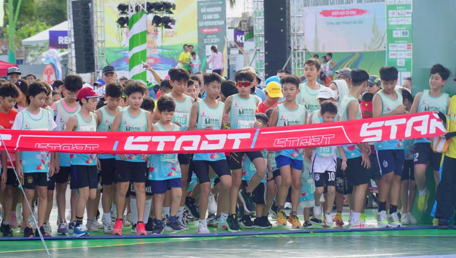 Nhiều VĐV trẻ em “Kid run” (từ 6 đến 15 tuổi) tham gia chạy ở các cự ly 1,2km và 2,4km.