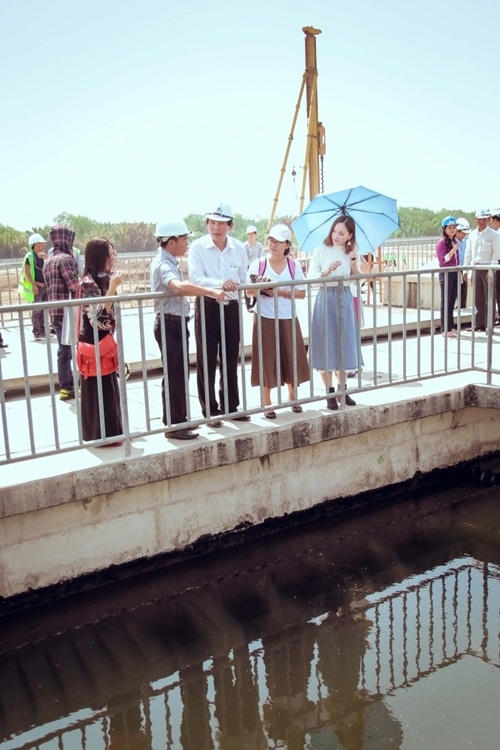 Để tránh thời tiết nắng nóng cháy da, nữ diễn viên đã kịp thay cho mình một bộ đồ tránh nắng.  Cô mặc một chiếc áo sơ mi trắng kết hợp với chiếc váy bò dài. Bộ trang phục mới này khiến cô trở nên năng động hơn.