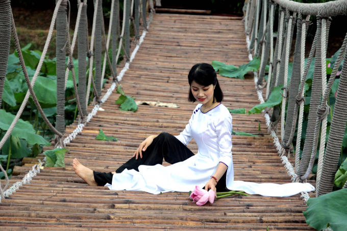 Giới trẻ h&agrave;o hứng khoe sắc c&ugrave;ng hoa sen