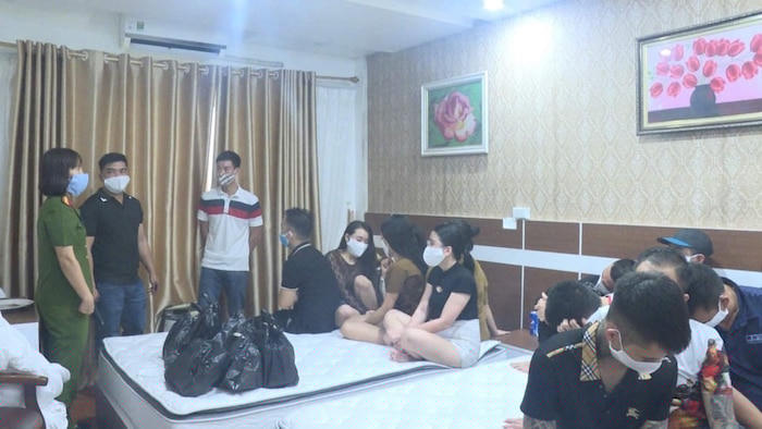 Hàng chục nam nữ bị lực lượng chức năng bắt giữ