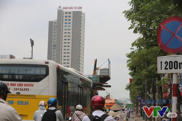 Lòng đường bị thu hẹp nhiều năm nay do dự án đang thi công.