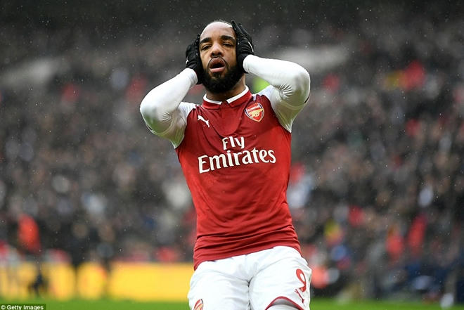 Alexandre Lacazette ôm đầu tiếc nuối sau pha bỏ lỡ cuối hiệp 2. Ảnh: Getty Image.