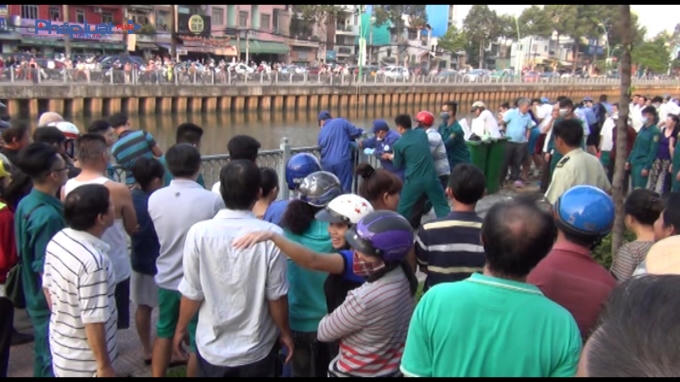 Lực lượng chức năng vớt xác nạn nhân.