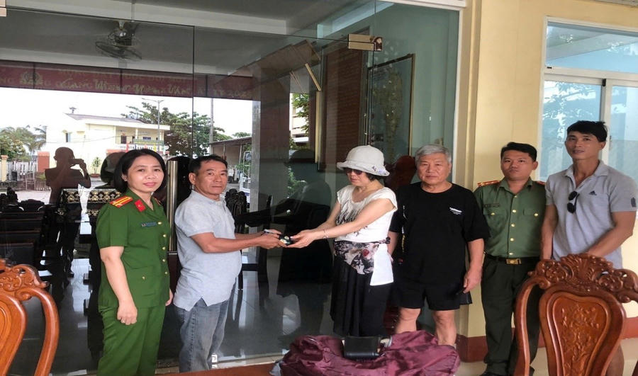 Vợ chồng hai du khách Hàn Quốc nhận lại tài sản (thứ 3, 4 từ trái qua).