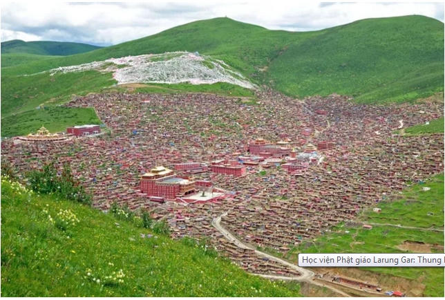 Vẻ đẹp tr&aacute;ng lệ của Larung Gar giữa mu&ocirc;n tr&ugrave;ng n&uacute;i non hũng vĩ