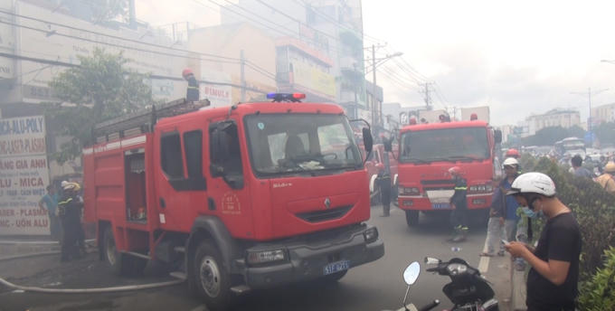 Hàng chục xe chuyên dụng và các cán bộ chiến sĩ được điều động đến để chữa cháy.