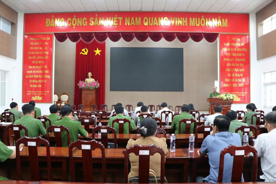 Toàn cảnh hội nghị.