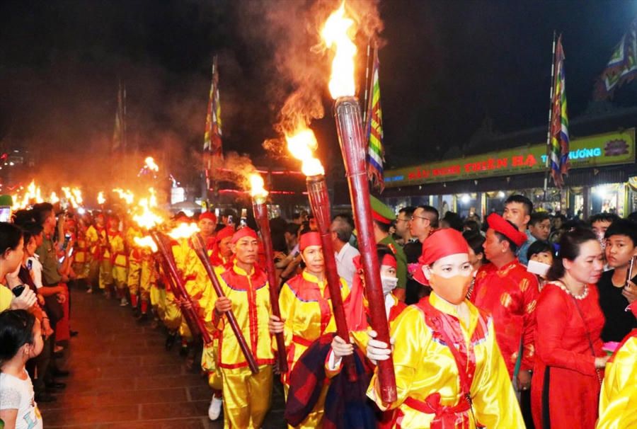 Lễ hội rước đuốc trong Lễ hội Phủ Dầy, Nam Định.