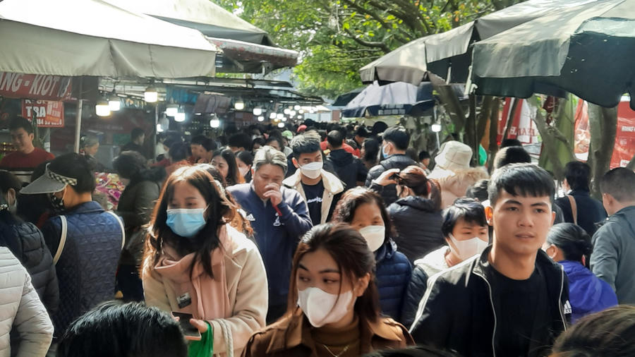 Từ sáng 29/1, hàng nghìn người đã đổ về phủ Tây Hồ (Hà Nội) cầu tài lộc, may mắn. Càng về trưa lượng người càng tăng cao khiến các tuyến đường dẫn tới Phủ tắc nghẽn kéo dài.