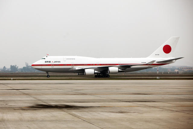 Chuyên cơ của Nhà vua mang cả cờ của Nhật Bản và Việt Nam tại vị trí đỗ được bố trí trên sân bay Nội Bài.