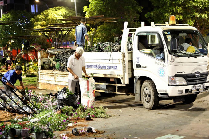 Nhiều chậu hoa nhỏ hoặc các cành lan, phụ kiện được cho vào bao tải. Ảnh: Trường Sơn