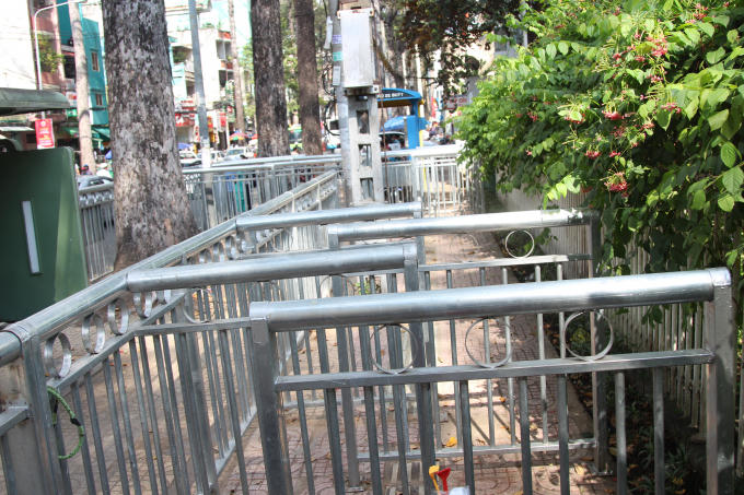 Những hàng rào cao khoảng 1,5m, rộng 2m với thiết kế kiểu hình zich zắc chỉ vừa đủ lọt 1 người trông giống như mê cung.