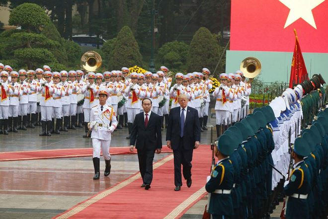 Chủ tịch nước Trần Đại Quang trong lễ đón Tổng thống Mỹ Donald Trump